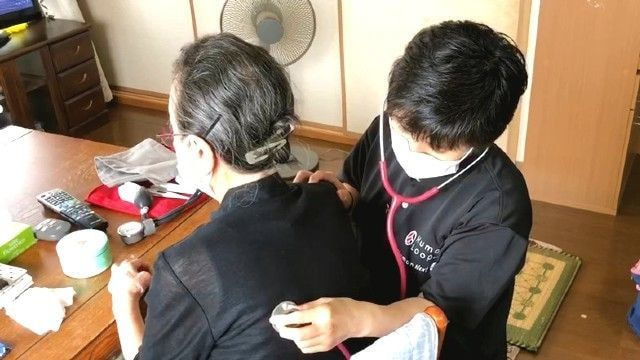 看護師が呼吸音聴取