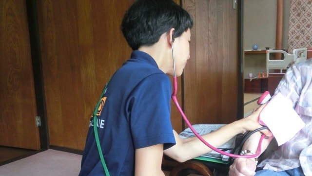 看護師血圧測定風景