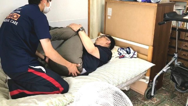 保険外サービスにおけるご自宅での訪問リハビリ風景